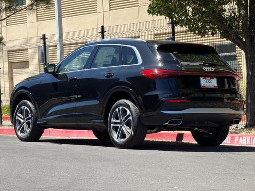 Mythos Black Metallic 2026 Audi Q5