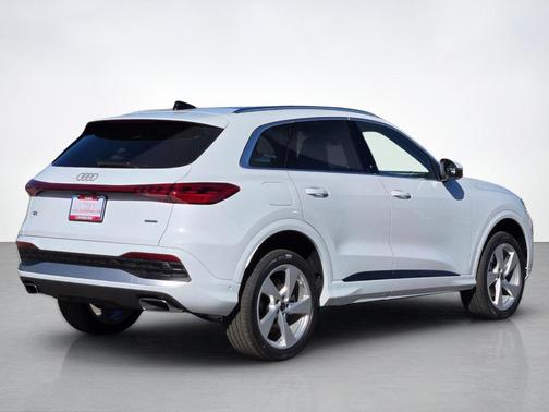 White 2025 Audi Q5 2.0T quattro Premium
