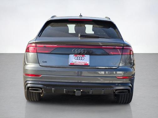 Daytona Gray Pearl Effect 2026 Audi Q8 55 Premium