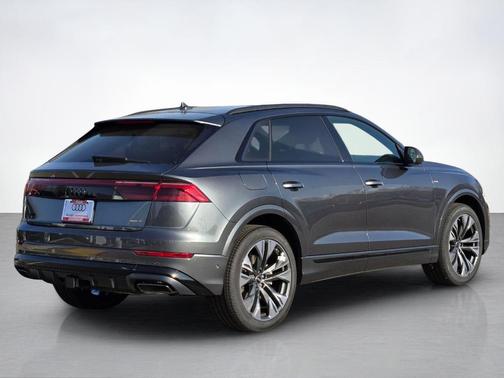 Daytona Gray Pearl Effect 2026 Audi Q8 55 Premium