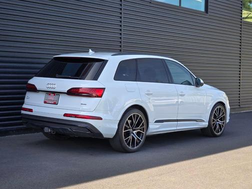 Glacier White Metallic 2022 Audi Q7 55 Prestige