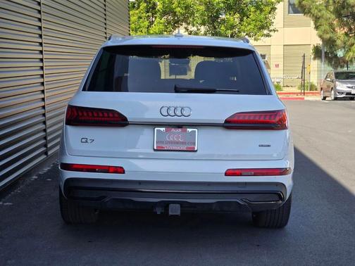 Glacier White Metallic 2022 Audi Q7 55 Prestige