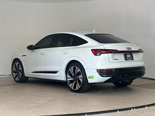 Glacier White Metallic 2024 Audi Q8 e-tron S line Premium