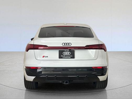 Glacier White Metallic 2024 Audi Q8 e-tron S line Premium