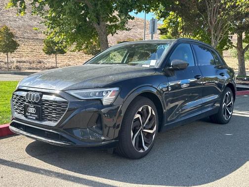 Mythos Black Metallic 2024 Audi Q8 e-tron Premium