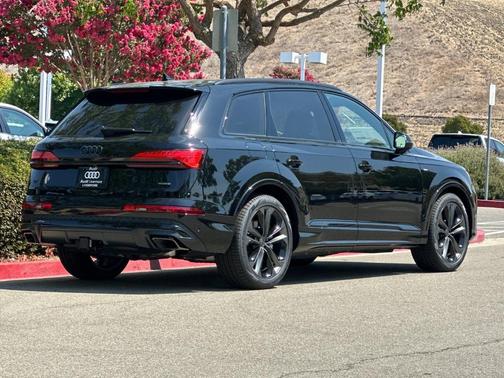 Mythos Black Metallic 2026 Audi Q7 55 Premium