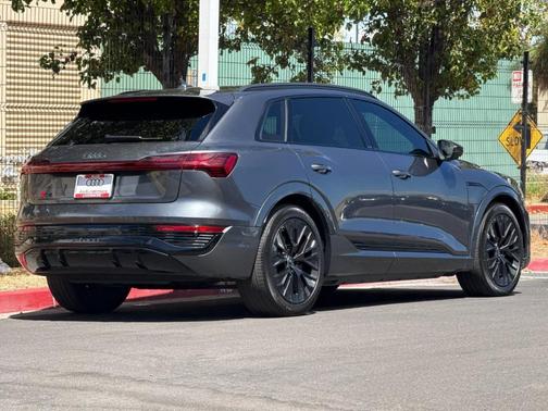 Daytona Gray Pearl Effect 2024 Audi Q8 e-tron Premium