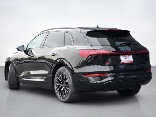 Mythos Black Metallic 2024 Audi Q8 e-tron Premium