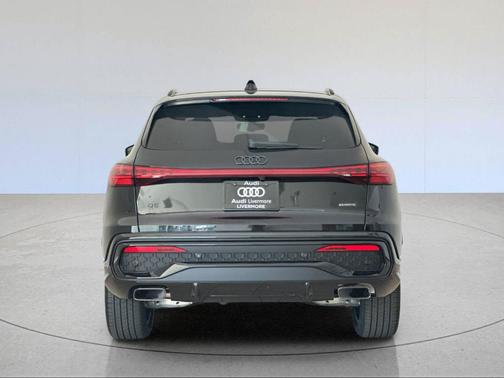 Mythos Black Metallic 2026 Audi Q5 2.0T Premium