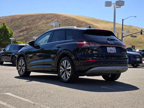 Mythos Black Metallic 2023 Audi Q4 e-tron 40 Premium Plus