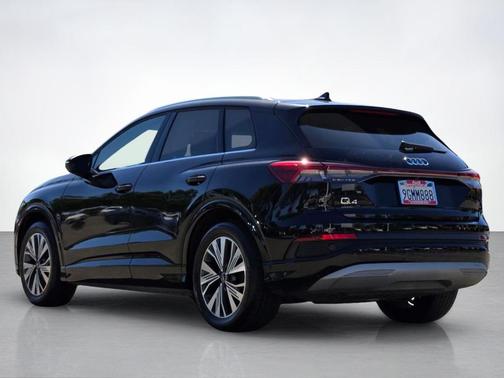 Mythos Black Metallic 2023 Audi Q4 e-tron 40 Premium Plus
