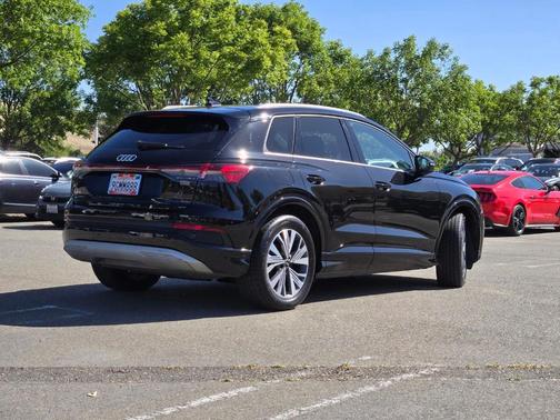 Mythos Black Metallic 2023 Audi Q4 e-tron 40 Premium Plus