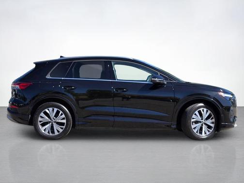 Mythos Black Metallic 2023 Audi Q4 e-tron 40 Premium Plus