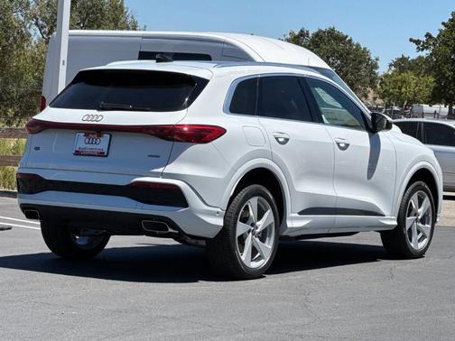 Glacier White Metallic 2026 Audi Q5 PLUS