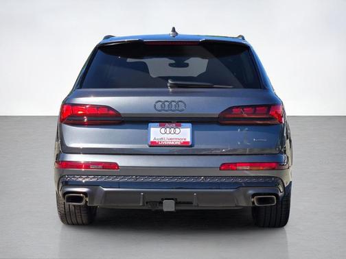 Daytona Gray Pearl 2026 Audi Q7 55 Prestige