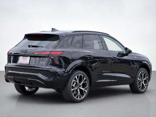 Mythos Black Metallic 2026 Audi Q3 S line