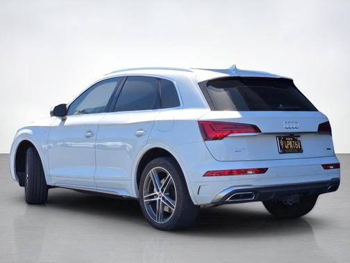 Glacier White Metallic 2023 Audi Q5 e 55 S line quattro Premium