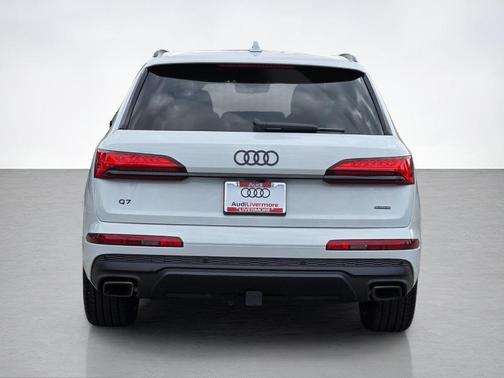 Glacier White Metallic 2026 Audi Q7 55 Premium Plus