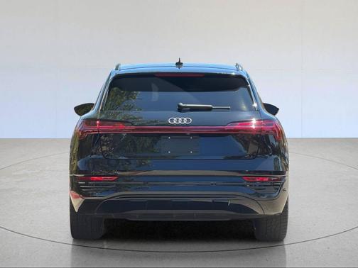 Mythos Black Metallic 2024 Audi Q8 e-tron Premium