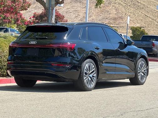 Mythos Black Metallic 2024 Audi Q8 e-tron Premium