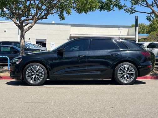 Mythos Black Metallic 2024 Audi Q8 e-tron Premium