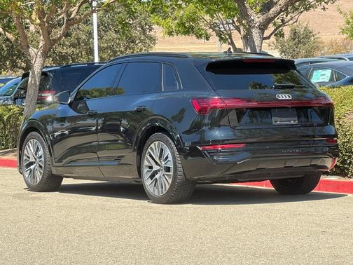 Mythos Black Metallic 2024 Audi Q8 e-tron Premium
