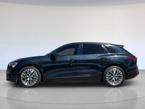 Mythos Black Metallic 2024 Audi Q8 e-tron Premium
