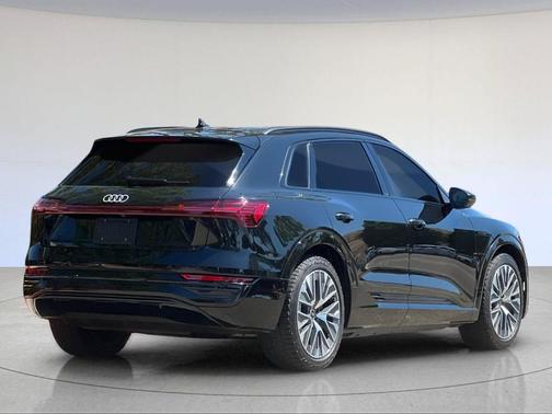 Mythos Black Metallic 2024 Audi Q8 e-tron Premium