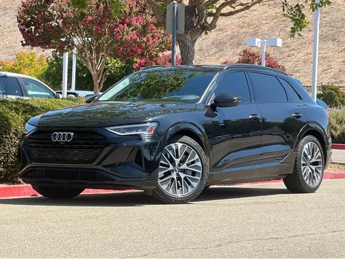 Mythos Black Metallic 2024 Audi Q8 e-tron Premium