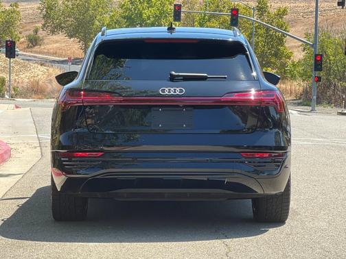 Mythos Black Metallic 2024 Audi Q8 e-tron Premium