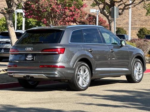 Samurai Gray Metallic 2023 Audi Q7 45 Premium Plus