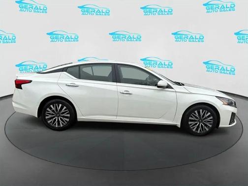 Pearl White Tricoat 2024 Nissan Altima 2.5 SV