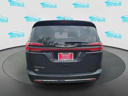 Brilliant Black Crystal Pearlcoat 2023 Chrysler Pacifica Touring L