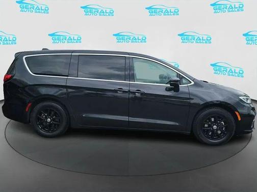 Brilliant Black Crystal Pearlcoat 2023 Chrysler Pacifica Touring L