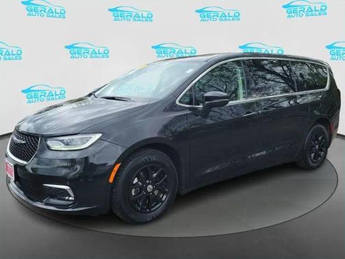 Brilliant Black Crystal Pearlcoat 2023 Chrysler Pacifica Touring L