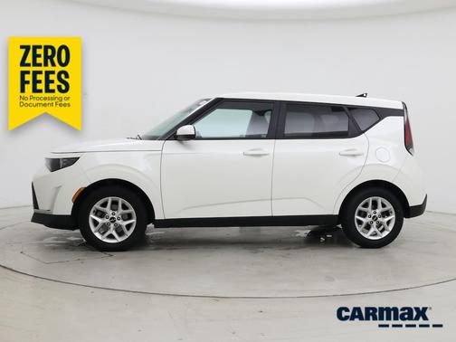 White 2023 Kia Soul LX