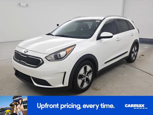 White 2017 Kia Niro LX
