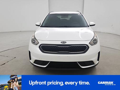 White 2017 Kia Niro LX