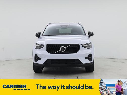 2024 Volvo XC40 B5 Ultimate Dark Theme