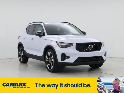 2024 Volvo XC40 B5 Ultimate Dark Theme