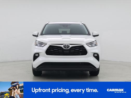 White 2022 Toyota Highlander XLE