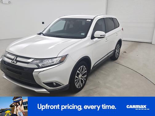 White 2018 Mitsubishi Outlander SE