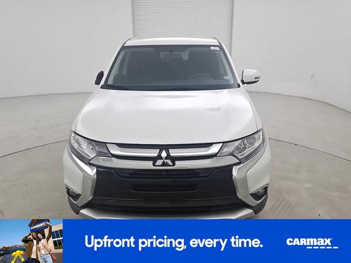 White 2018 Mitsubishi Outlander SE
