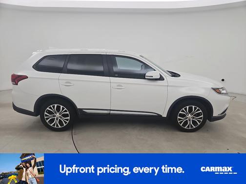 White 2018 Mitsubishi Outlander SE