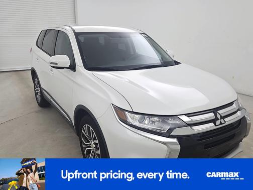 White 2018 Mitsubishi Outlander SE