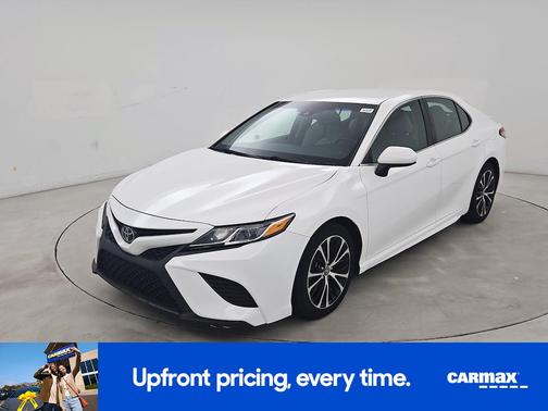 White 2018 Toyota Camry SE
