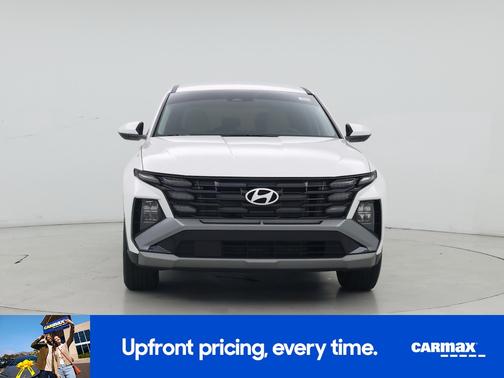 White 2025 Hyundai TUCSON SE