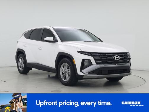 White 2025 Hyundai TUCSON SE