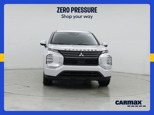 White 2023 Mitsubishi Outlander ES