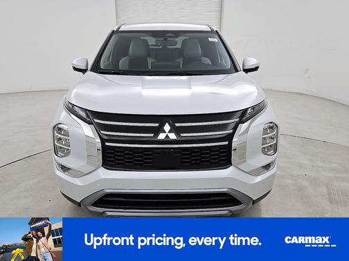 White 2025 Mitsubishi Outlander SE